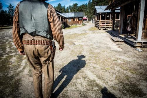 Per Erik Anderson, eller "Sheriff Billings", trekker raskere enn sin egen skygge og lever ut cowboydrømmen i Deadwood City i Modum kommune. Foto: Lisa Rypeng